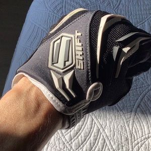 Motorcycle riding gloves
